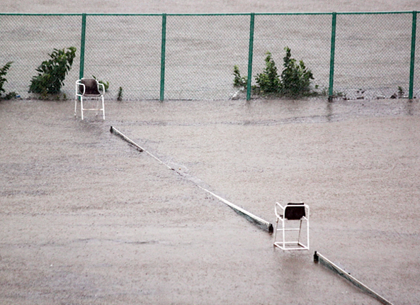typhoon roke floods a tennis court
