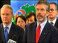 O líder do Sinn Feinn, Gerry Adams (à dir)