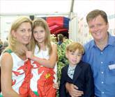 Teulu o'r Unol Daleithau ar eu ffordd i'r llwyfan