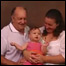 Reprodução do programa '60 Minutes'. Nesta foto, o casal aparece com sua filha recém-nascida, Celeste
