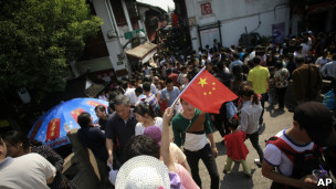 上海某旅游点游人如织(2/10/2012)
