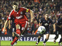 Gerrard ghi bàn từ chấm phạt đền ở phút đá bù giờ cuối cùng