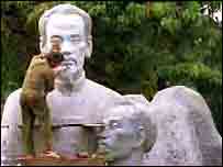 Tạc tượng Hồ Chí Minh