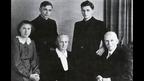 这张他和家人的照片摄于1951年