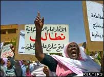 Mulheres sudanesas erguem cartazes em manifestação na capital Cartum, no dia 8 de Março, contra destacamento de forças da ONU para a região de Darfur