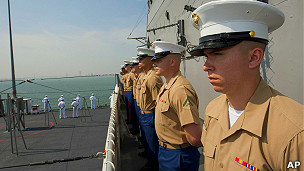 Thủy thủ trên tàu USS Blue Ridge của Hoa Kỳ khi vào cảng Tiên Sa