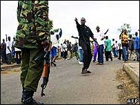 Soldado queniano e manifestantes em Kisumu, no oeste do Quênia