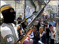 Atirador mascarado da Brigada dos Mártires de Al-Aqsa em Nablus