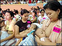 mães fazem amamentação simultânea
