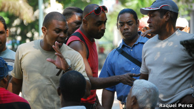 Cubanos debatiendo