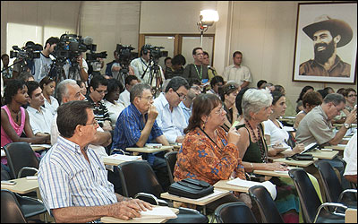 Asistentes al debate de la revista Temas. (Foto: Raquel Pérez)