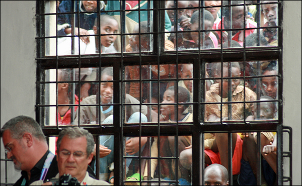 barca_crowdedwindow_600.jpg