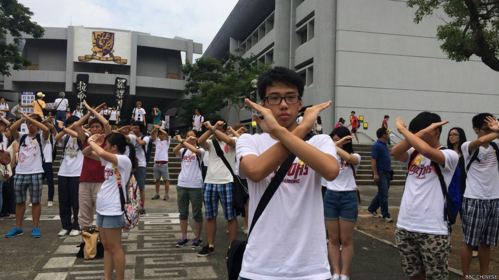 中文大學醫科生在「百萬大道」舉起雙臂交叉手勢（BBC中文網記者陳志芬攝19/9/2014）