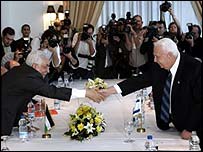 Şaron ve Abbas toplantı sırasında el sıkışıyor