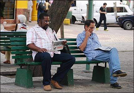 Cubanos leen la prensa en La Habana (Foto:Raquel Pérez)