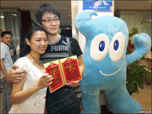 上海一对新人与世博会吉祥物海宝合影留念(新华社图片9/9/2009)