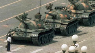 阻挡1989年北京长安街上坦克的勇者