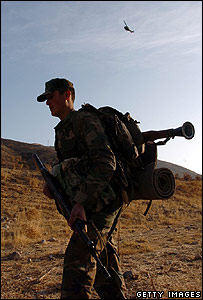 Một người lính Thổ Nhĩ Kỳ tuần tra gần biên giới phía Bắc Iraq