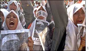 Bašír má pro své konzervativní názory u indonéských muslimů značný vliv