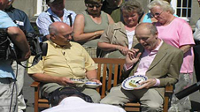 r Antiques Roadshow yn asesu crochenwaith Llanelli r Antiques Roadshow yn asesu crochenwaith Llanelli