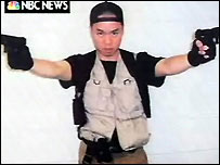 Cho Seung-Hui, em foto enviada à rede de TV americana NBC News (foto: NBC News)