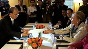 Thein Sein trong cuộc hội đàm với bà Clinton