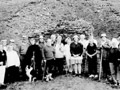 Y Gymdeithas Hanes yn 1998 yn dilyn y llwybr i'r lle y llofruddiwyd Mary Bruton.