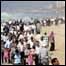 Palestinos em praia na Faixa de Gaza