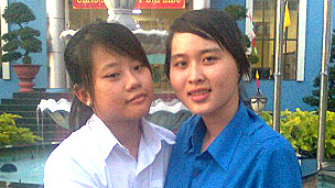 Nguyễn Phương Uyên (bên phải) và bạn học