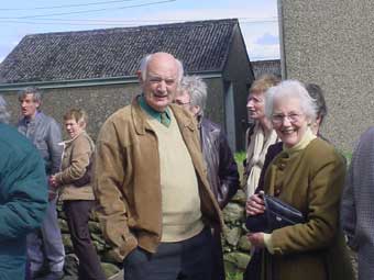 Tu allan i'r capel