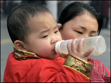 Một em bé ở Thành Đô uống sữa