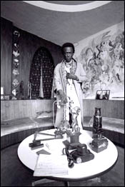 Miles Davis em sua casa, na rua 77, em Nova York, 1971 / (c) Anthony Barboza