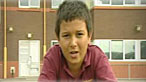 Bachgen yn yr ysgol uwchradd