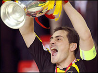 Casillas với chiếc cúp vô địch Euro