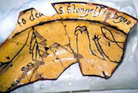 Mae'r plât toredig hwn yn dyddio o'r cyfnod ar ôl sgraffitio. © Amgueddfa Treftadaeth Bwcle 