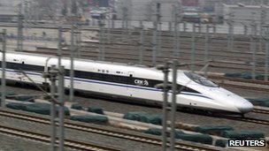 一列中國「和諧號」高鐵列車駛進北京南站(24/2/2012)