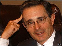 Uribe aparece como favorito nas pesquisas de intenção de voto